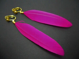 A PAIR OF LONG BRIGHT PINK & GOLD FEATHER DANGLY CLIP ON EARRINGS.