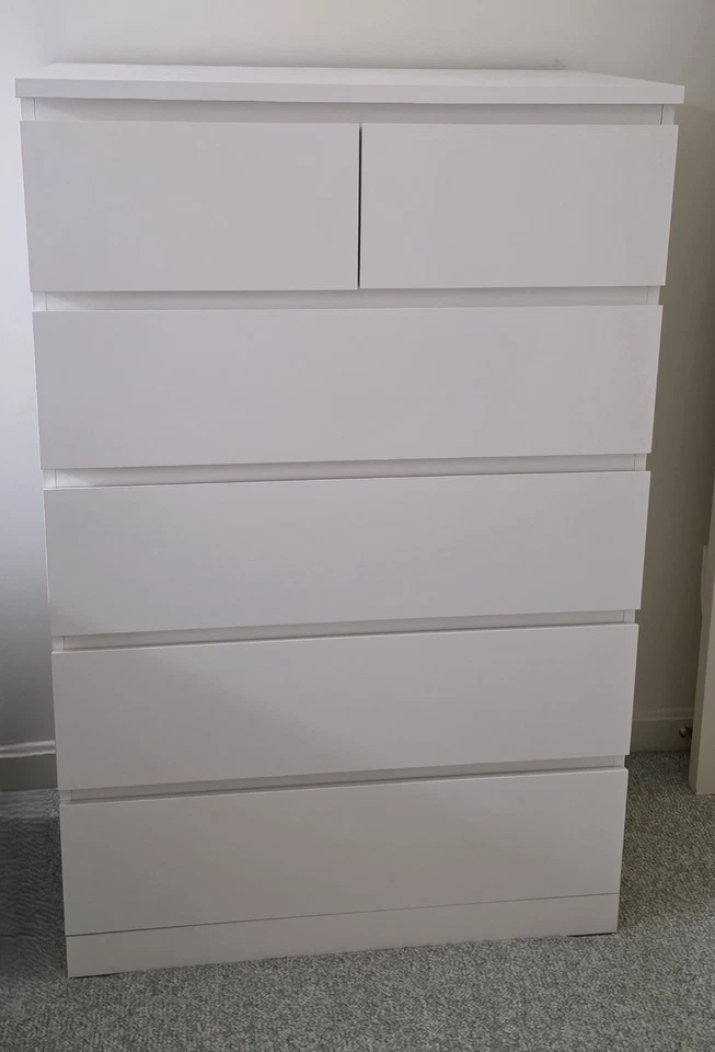 Cómoda IKEA Storklinta 6 cajones en blanco - cuesta casi $200 cuando es nueva Foto 1 de 1