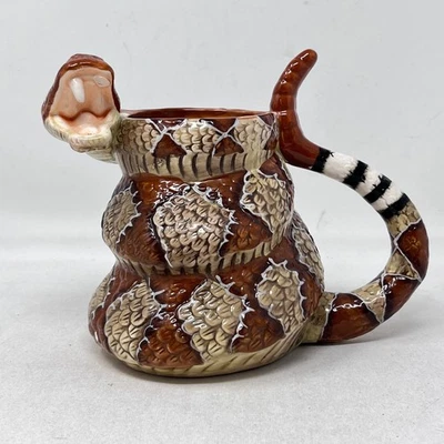 Taza serpiente de cascabel enrollada American Legacy 6,5" de alto Craig Ferguson - falta un colmillo Foto 1 de 4