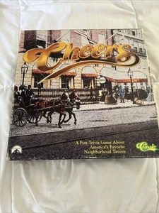 Gioco da tavolo Cheers TV Show Trivia 1992 di Classic NUOVO SCATOLA APERTA - CARTE SIGILLATE - Foto 1 di 10