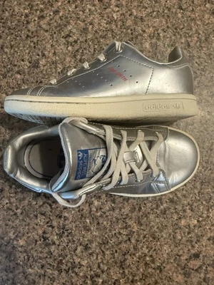 Zapatos Adidas Stan Smith Talla Niños 11k Plateados Metálicos Foto 1 de 4