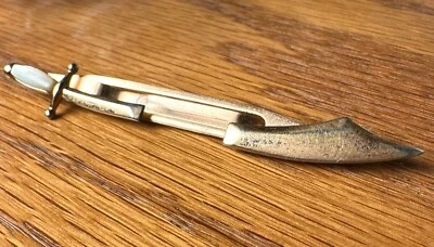 Clip de barra de corbata Swank tono dorado y madreperla espada vintage broche oculto Foto 1 de 4
