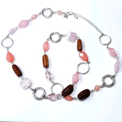 Collar largo rosa con cuentas de madera joyería de moda Cookie Lee Foto 1 de 4