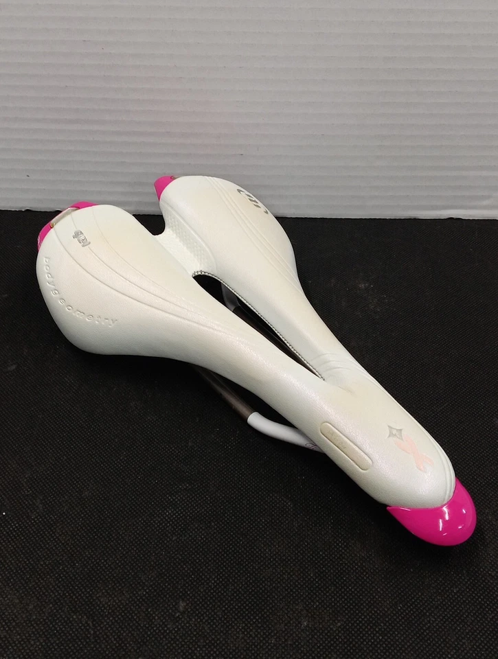 Sillín de gel con adición especial Ruby Bodygeomerty 143 WH/Pk concienciación sobre el cáncer de mama. Foto 1 de 4