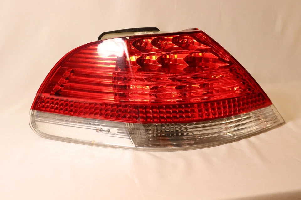 Luz trasera lateral del conductor BMW 750Li 2006-2008 6938515 OEM, probada Foto 1 de 4