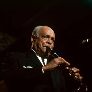 Foto de Albert Nicholas actuando en el escenario 1960 FOTO DE MÚSICA ANTIGUA - Imagen 1 de 1