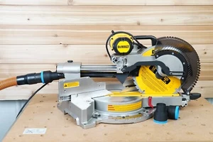 Adaptador de manguera de aspiradora de tienda de 2 1/2" para sierra ingleteadora Dewalt - Imagen 1 de 4