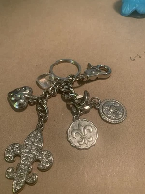 KATHY VAN ZEELAND LLAVERO CORAZÓN FLOR DE LIS TONO PLATA BOLSO DIJES Foto 1 de 4