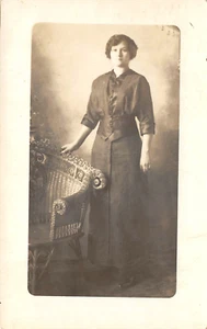 Cinturón fotográfico de estudio eduardiano RPPC, Michigan 1915 vintage - Imagen 1 de 2