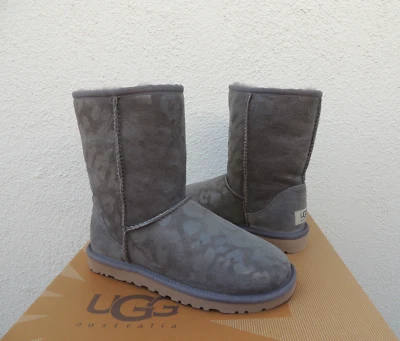 UGG СЕРЫЙ КЛАССИЧЕСКИЙ ЛЕОПАРД ЗАМШИ/ОВЧИНЫ БОТИНКИ, ЖЕНЩИН США 5/ЕВРО 36 ~ НОВЫЙ - Изображение 1 из 4