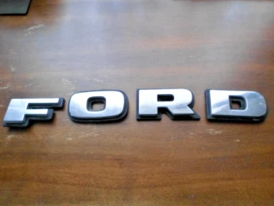 Ford Ranger 1982-1987 - Portón trasero Ford emblema letras **PESTAÑAS ROTAS** Foto 1 de 4