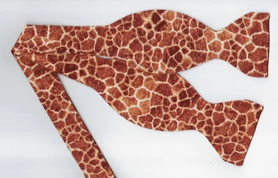 Pajarita jirafa, naranja oscuro manchas realistas, animal salvaje, zoológico, pajarita autoatada Foto 1 de 4