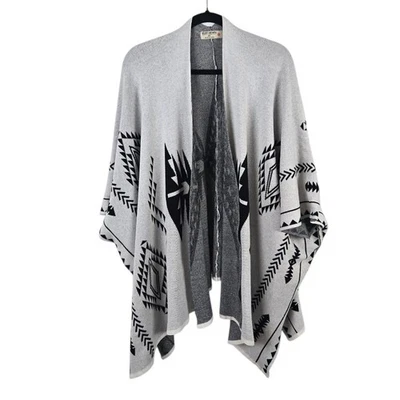 Cárdigan abierto azteca del suroeste tejido blanco y negro tallado con volantes Foto 1 de 4