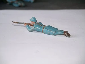 FIGURINE EN PLOMB POILU BLEU GUERRE 14-18 ALLONGE TIRE AU FUSIL - Picture 1 of 2