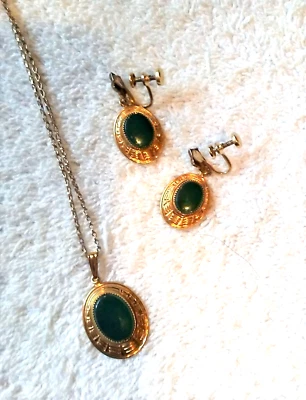 JADE & 12k GOLD SET, c 1940. PENDANT, CHAIN, EARRINGS (CONVERTIBLE) - Image 1 of 4