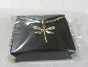 COLLAR DE ORO AVON JOYERÍA ANIMAL LUCKY CHARM LIBÉLULA NUEVO EN CAJA - Imagen 1 de 4