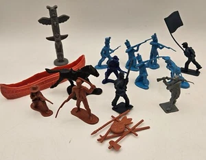 Vintage Miscellaneous Plastic Figurine Lot Soldiers Army Cowboys 2" - Imagen 1 de 10