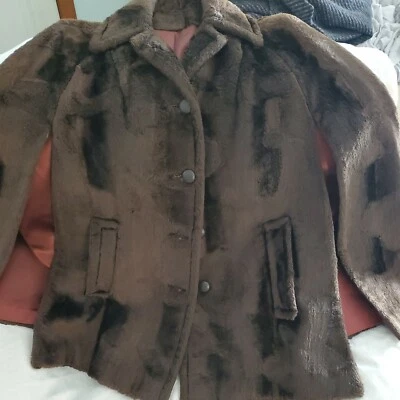 Abrigo de Colección Betty Rose Piel Sintética Penny Lane Chal Abrigo de Hombro Cinturón EE. UU. Capa Envoltura Foto 1 de 4