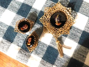 1920's BLACK CAMEO FILAGREE BROOCH AND CLIP EARRING SET. - Picture 1 of 9