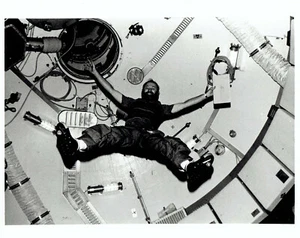 1976 Press Photo NASA Skylab 4 Commander Astronaut Gerald P. Carr zero gravity - Picture 1 of 2