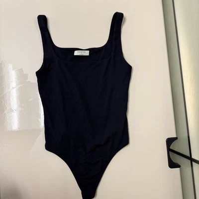 Body Aritzia Babaton Mujer Contorno Pequeño Negro Sin Mangas Informal Minimalista Foto 1 de 4