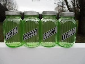 ANCHOR HOCKING VINTAGE GREEN PANELED SHAKERS 4 PIECE THEY GLOW - Picture 1 of 3