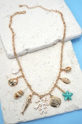 Collar con dije - Dijes de pez chapado en oro, concha de puka, concha de mar, estrellas de mar y coral Foto 1 de 3