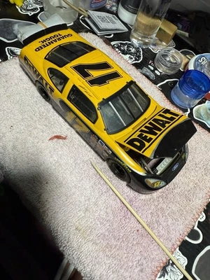 Matt Kenseth 1:24 Diecast #17 DEWALT Racing TEAM CALIBER Preferred Series 2004 - Image 1 of 4