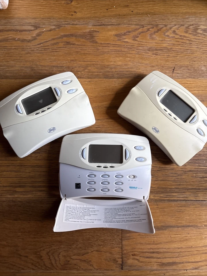 Hunter Digital Thermostat - Model 24760 - Indiglo Nite Light - Image 1 of 1