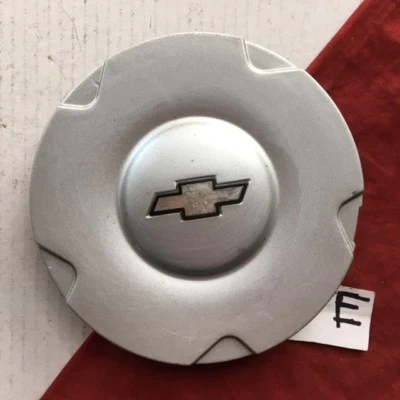 Tapa central de rueda plateada Chevrolet Trailblazer #E 2002-2006 9593373  Foto 1 de 4