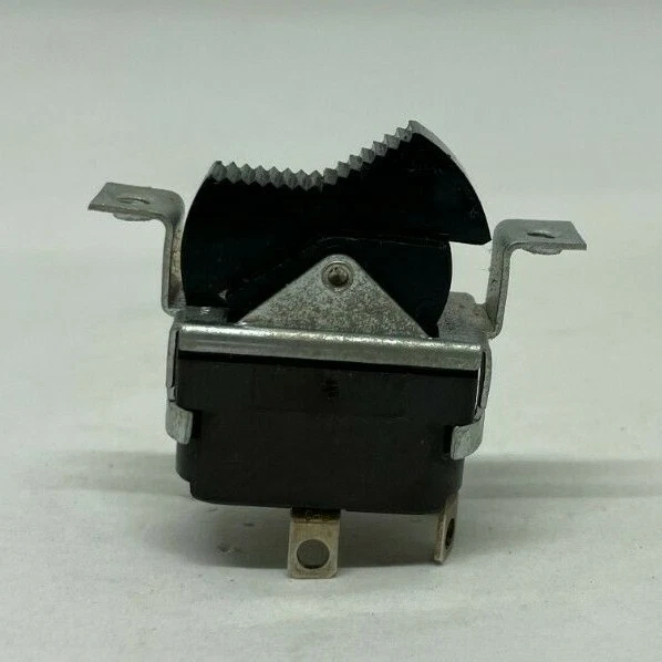 Interruptor balancim vintage MCGILL Levolier preto DPST 20A 277VAC RODA DE SOLDA (F3) - Imagem 1 de 4