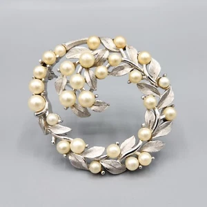 Vintage Krone Trifari gebürstet silberfarben Kunstperlen offener Kranz Wickel Brosche - Bild 1 von 12