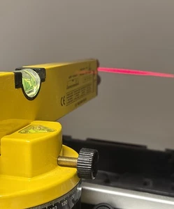 Professional Laser Level with Tripod and Carrying Case EPT-97A 400mm-Works - Picture 1 of 6