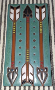 NWT CARLY QUINN DESIGNS 3 ARROWS 6" STUDIO ART POTTERY TILE w/CORK HAND GLAZED - Picture 1 of 4