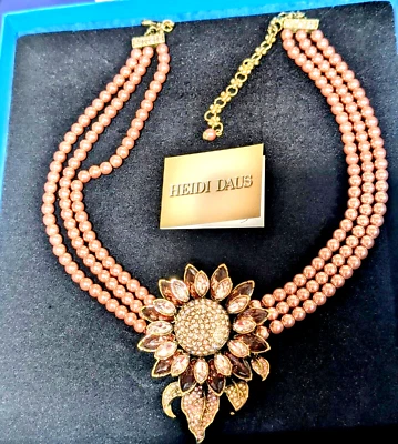 Collar Heidi Daus Divine Miss Margarita Rosa/Rubor Imitación Perla Cristal Flor Foto 1 de 4