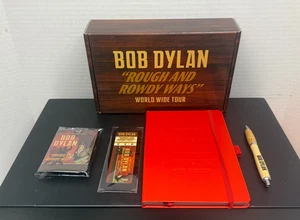 Bob Dylan Rough & Rowdy Ways Swag Caja de Recuerdo Cordón Boletos Diario Pluma - Imagen 1 de 10