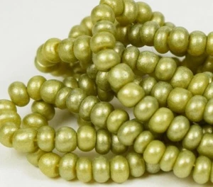 Cuentas de semillas de vidrio checo tamaño 8/0 "seda metálica oliva mate" hebras - Imagen 1 de 3