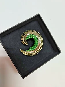 Vintage Brooch Emerald Green Rhinestone Glass Gold Tone Aztec 2" - Imagen 1 de 4