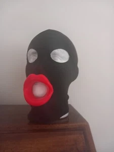 Gimp Maske mit Sissy Lippen in rot, rosa, offenem Mund und offenen Augen. Mit dem Etikett SizeM - Bild 1 von 3