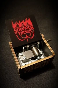 Boîte à musique en bois Stranger Things Never ending story - Personnalisable - Photo 1/5