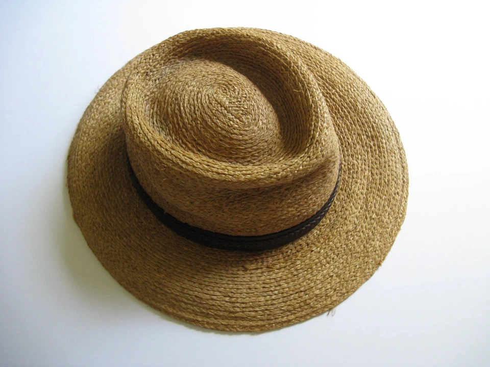 CHAPÉU TILLEY RÁFIA COM PULSEIRA DE COURO GRANDE FAIXA DE SUOR REMOVÍVEL EMBALÁVEL - Imagem 1 de 4