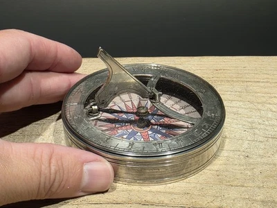 Brújula de reloj de sol estilo antiguo enchapado en plata de bronce Foto 1 de 4