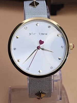 Reloj Pulsera BETSEY JOHNSON Banda de Malla Plateada Tono Dorado Tachonado Rosa 🩷Nuevo Batt Foto 1 de 4