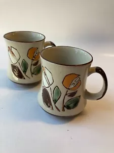 Juego de 2 tazas de gres de flores blancas amarillas impresas Otagiri - Imagen 1 de 5