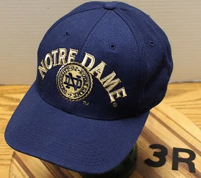 SOMBRERO NOTRE DAME ESPECIALIDADES DEPORTIVAS AZUL OSCURO TALLA M/L EN MUY BUEN ESTADO 3R Foto 1 de 3