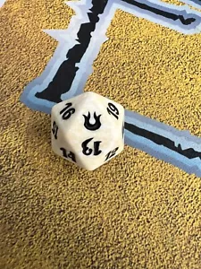 Magic the Gathering Born of the Gods D20 Spindown Life Counter Die - Blanco/Negro - Imagen 1 de 1