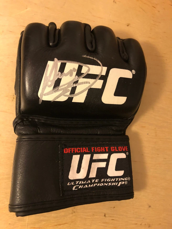 Rashad Evans Signed Authentic UFC Glove WEC Pride Fc Strikeforce Bellator MMA - Image 1 of 1