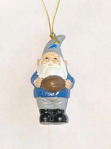 Neu mit Etikett NFL Football Detroit Löwen Santa Wichtel Weihnachten 🎄 Ornament hält Ball - Bild 1 von 6