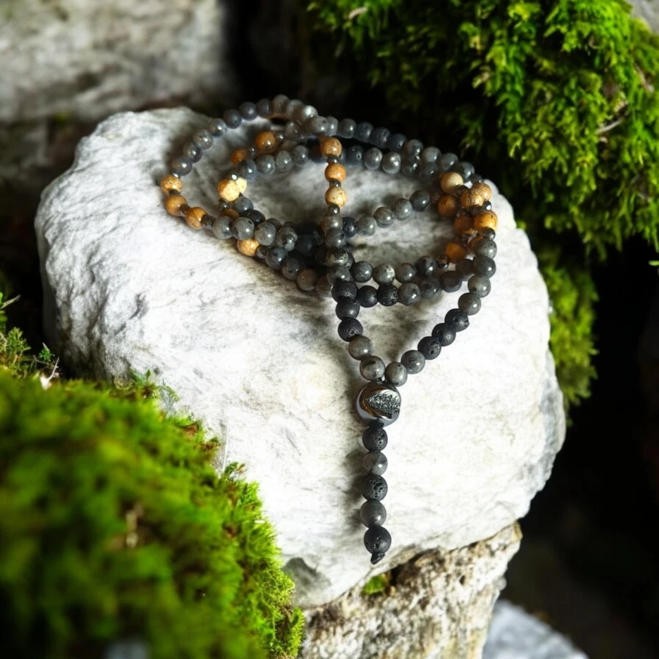 Collar de cuentas de piedra de jaspe natural y lava con piedra central única  Foto 1 de 4