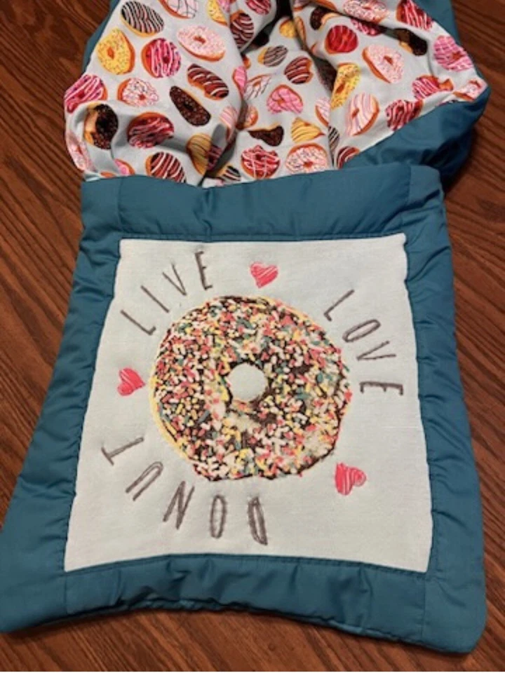 Nueva almohada hecha a mano Live, Love, Donut (¡almohada con edredón de 6 pies de largo en el interior!) Foto 1 de 1